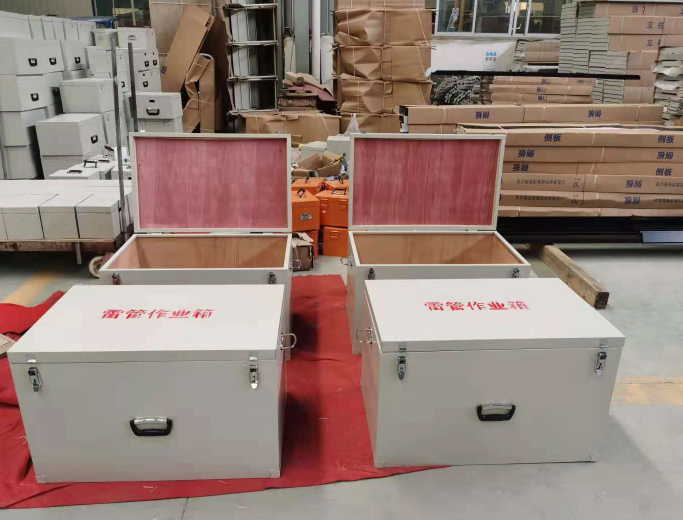 石棉放炮线和雷管炸药在矿山作业时如何存放？